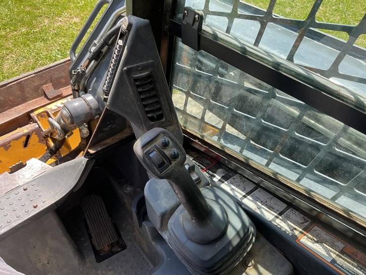 2018-deere-324e-image-17