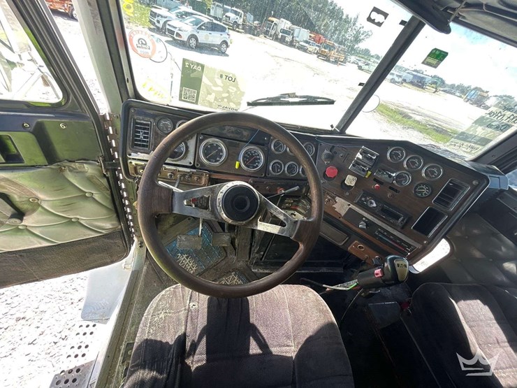 1993-freightliner-fld120-t/a-wet-kit-sleeper-cab-tractor-truck-image-15