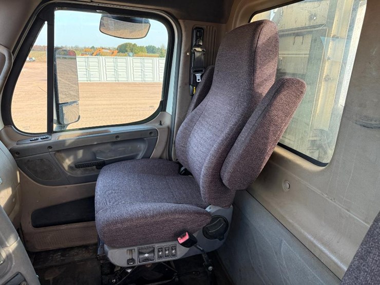freightliner-cascadia-125-image-55