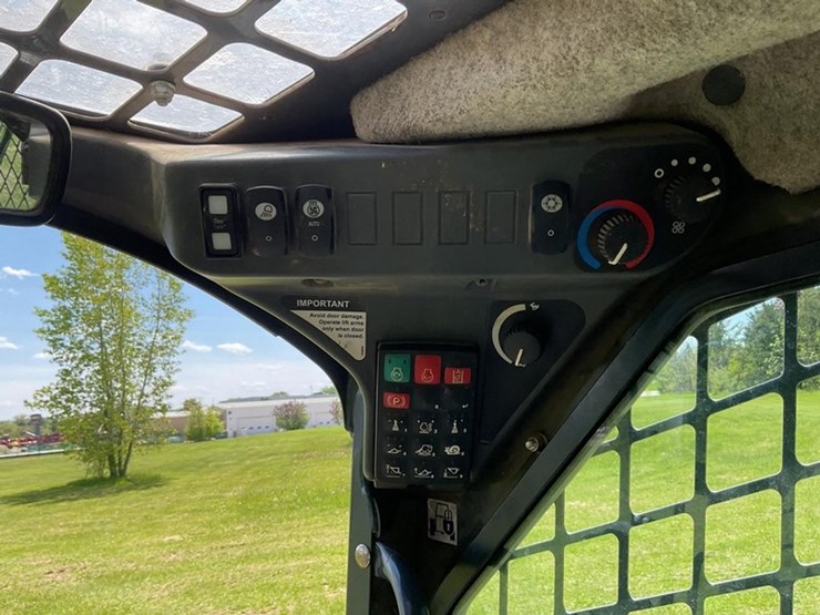2018-deere-324e-image-16