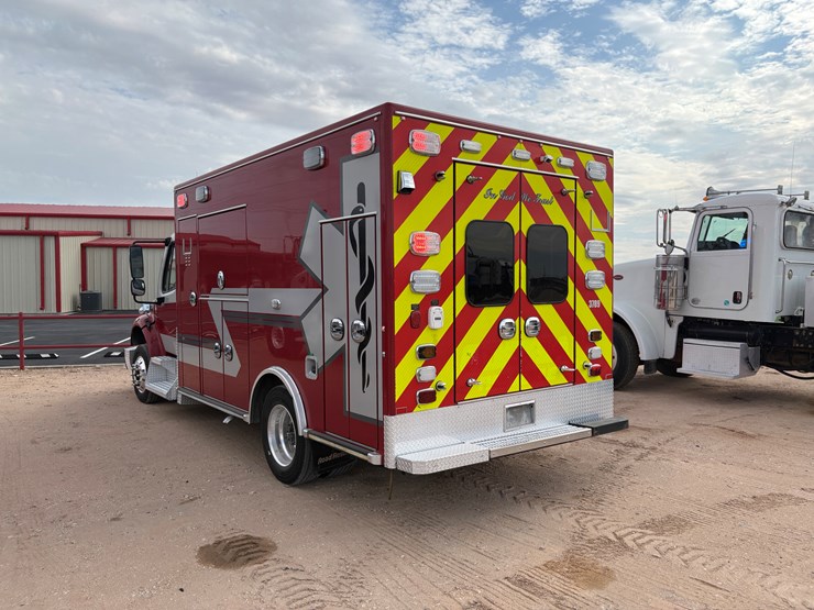 2016-freightliner-m2-106-image-6