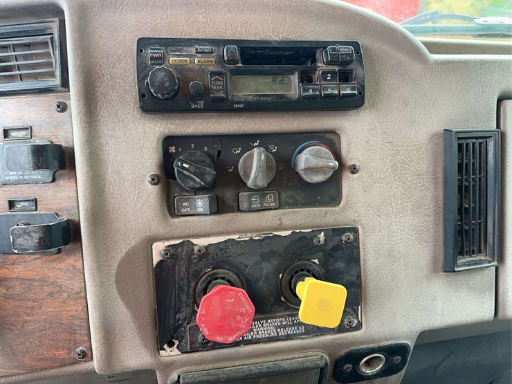 peterbilt-330-image-28