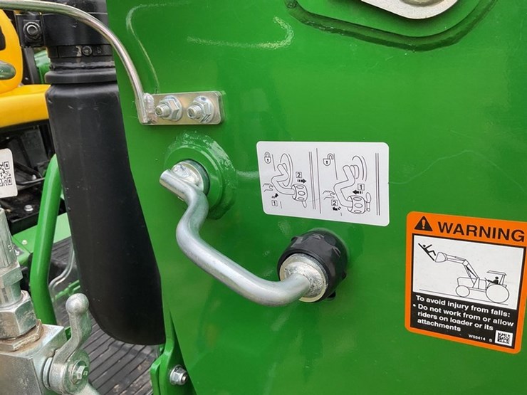 2025-john-deere-5075e-image-15