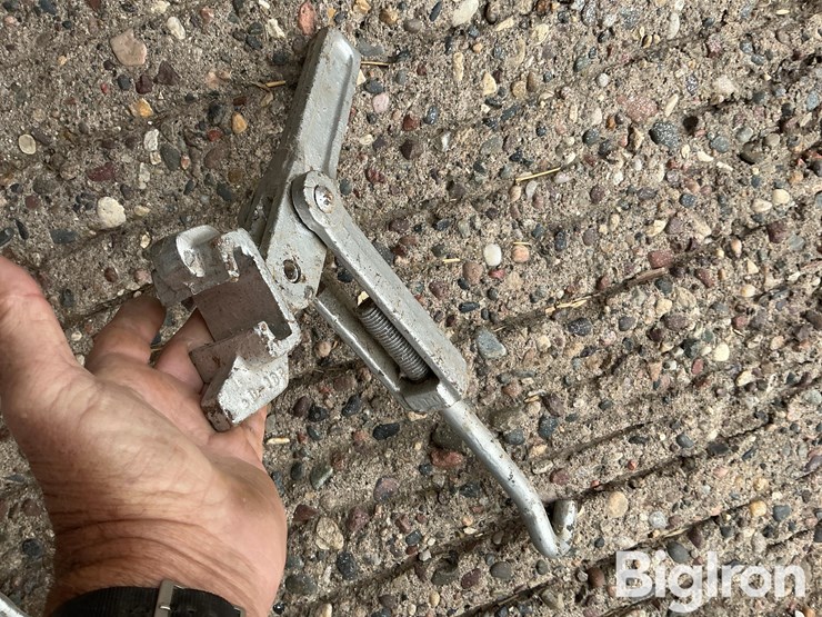 metal-t-rail-band-dual-clamps-image-5