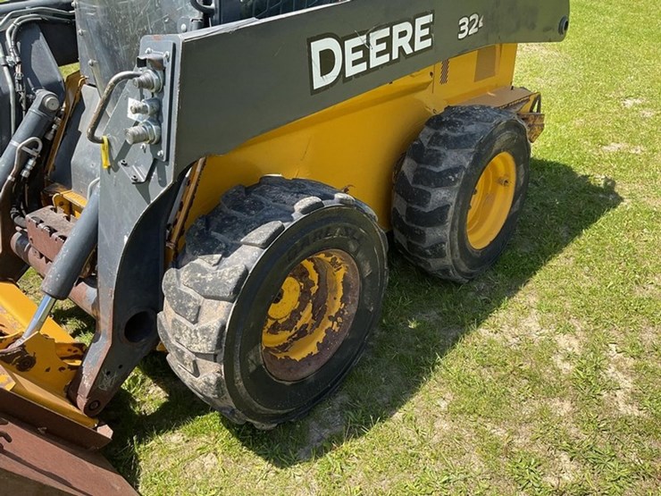 2018-deere-324e-image-11