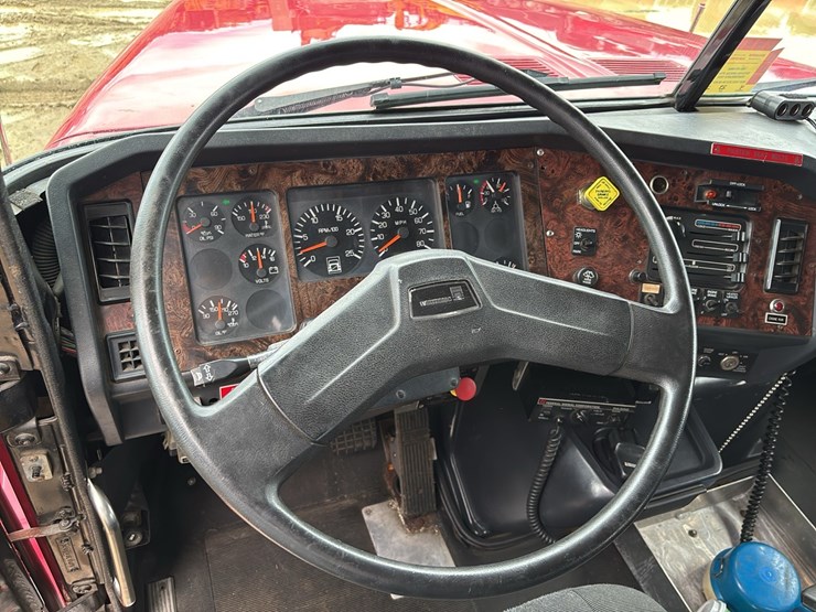 1992-volvo-vn-image-22