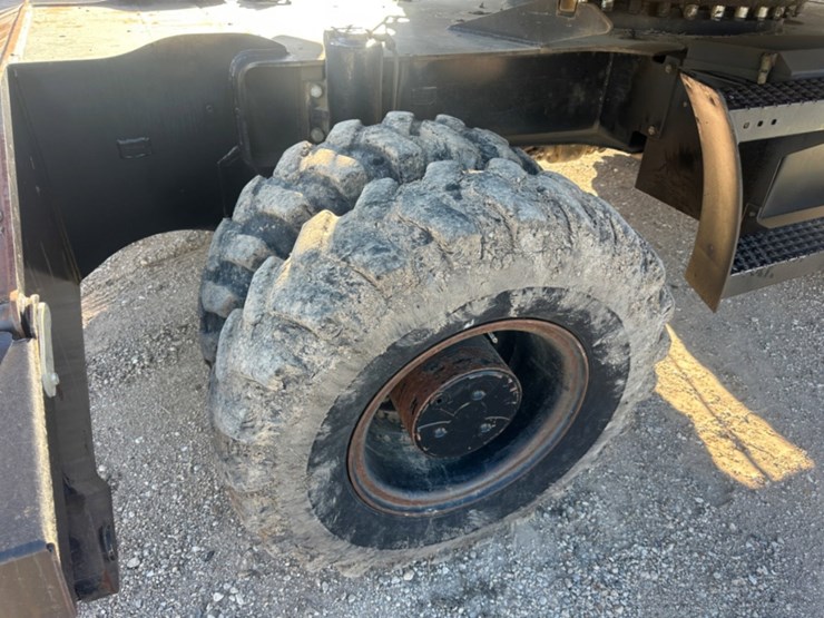 2012-caterpillar-m322d-image-9