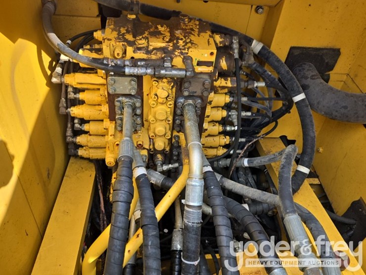 2015-komatsu-pc210-image-45