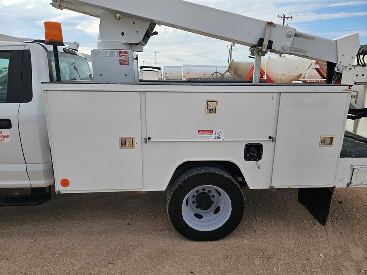 2021-ford-f550-image-10