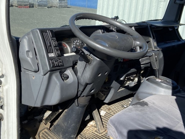 2011-isuzu-npr-image-22