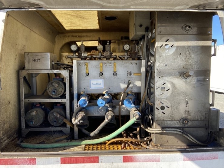 2011-isuzu-npr-image-25