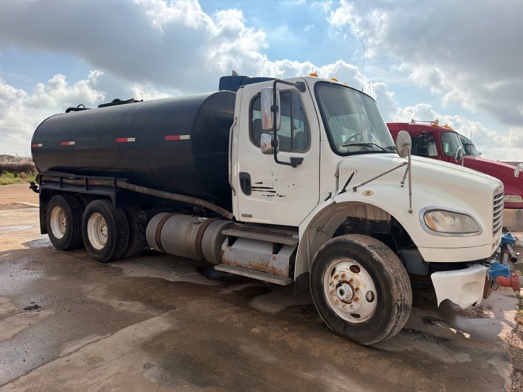 2012-freightliner-m2-106-image-3
