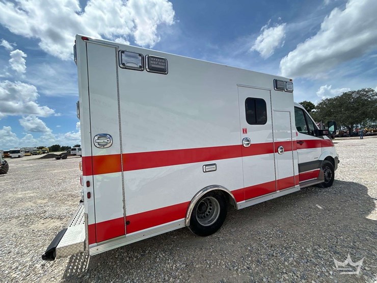 2015-mercedes-benz-sprinter-3500-ambulance-image-3