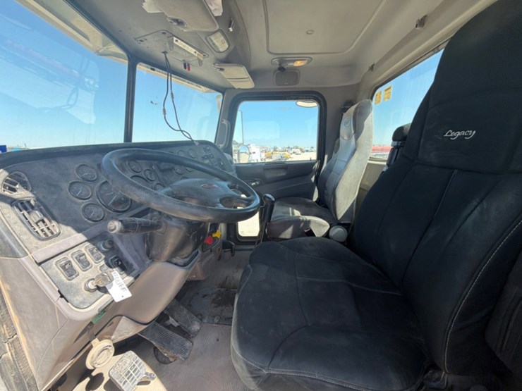 2017-peterbilt-365-image-11