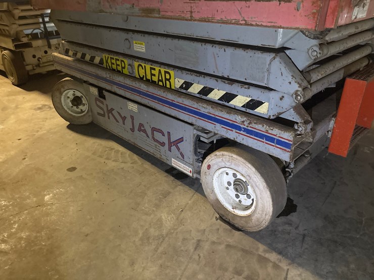 #146-•-skyjack-sjii-4620-electric-scissor-lift-image-7