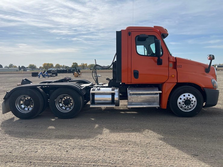 2015-freightliner-cascadia-day-cab-image-4