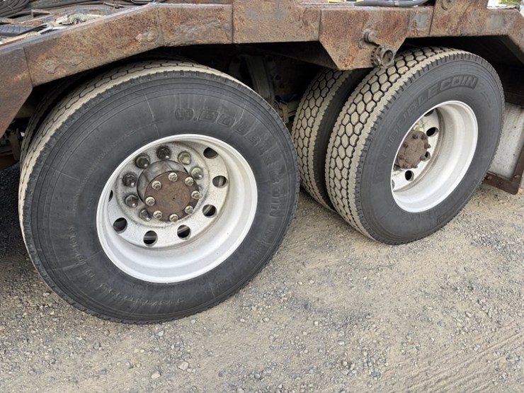 2016-peterbilt-389-image-17