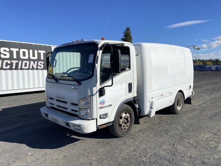 2011-isuzu-npr-image-1
