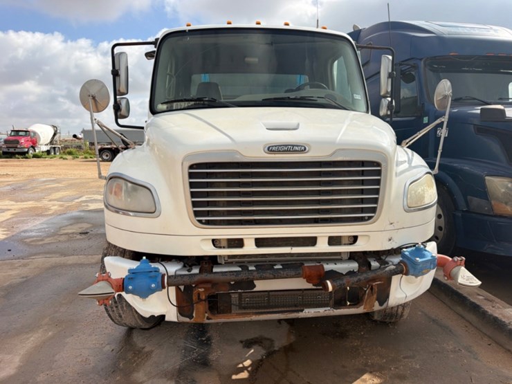 2012-freightliner-m2-106-image-2