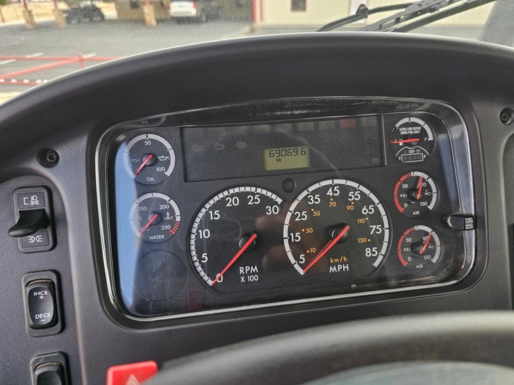 2013-freightliner-114sd-image-7