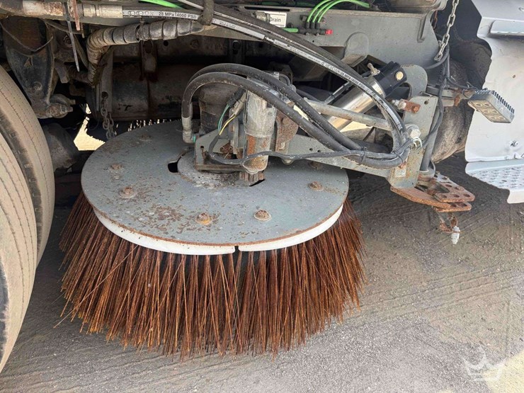 2018-freightliner-m2-elgin-broom-bear-4mh-street-sweeper-truck-image-18