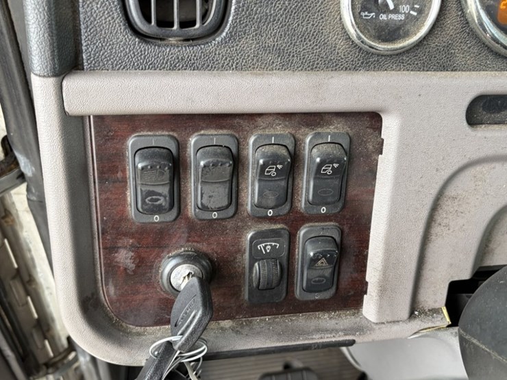 2016-peterbilt-389-image-26