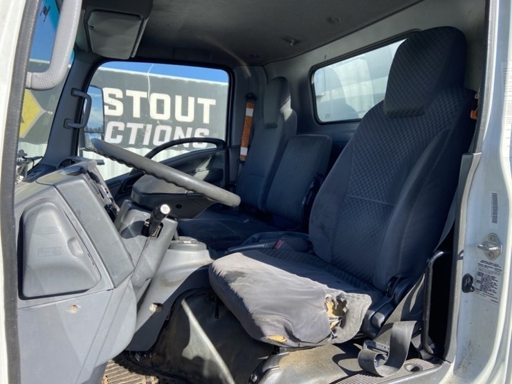2011-isuzu-npr-image-14