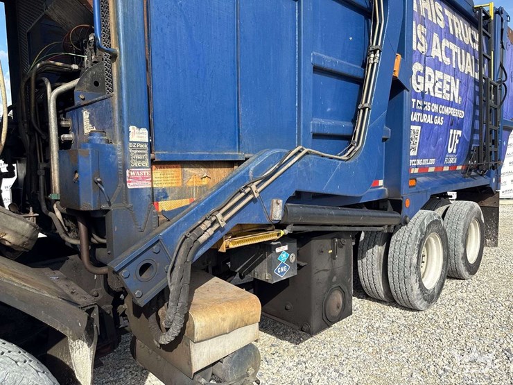 2016-perterbilt-320-ez-pack-35yd.-front-loader-garbage-truck-image-19