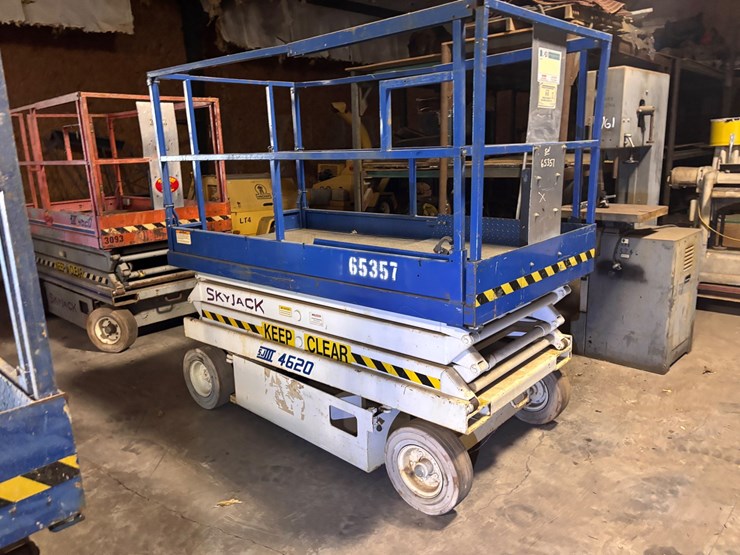 #147-•-skyjack-sjiii-4620-electric-scissor-lift-image-3