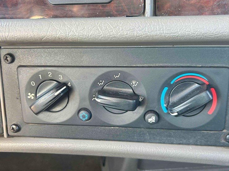 2018-kenworth-t300-image-48
