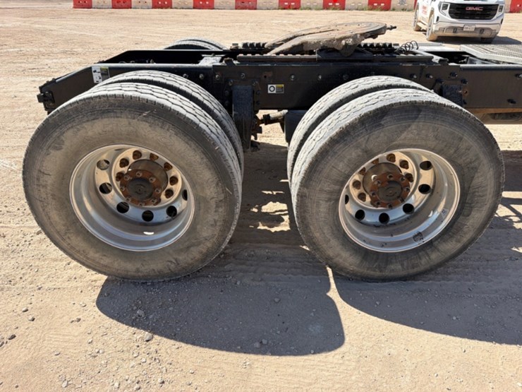 2017-peterbilt-365-image-4