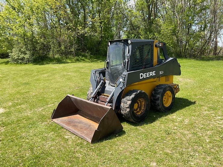 2018-deere-324e-image-1