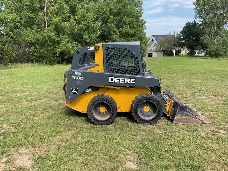 2010-deere-318d-image-4