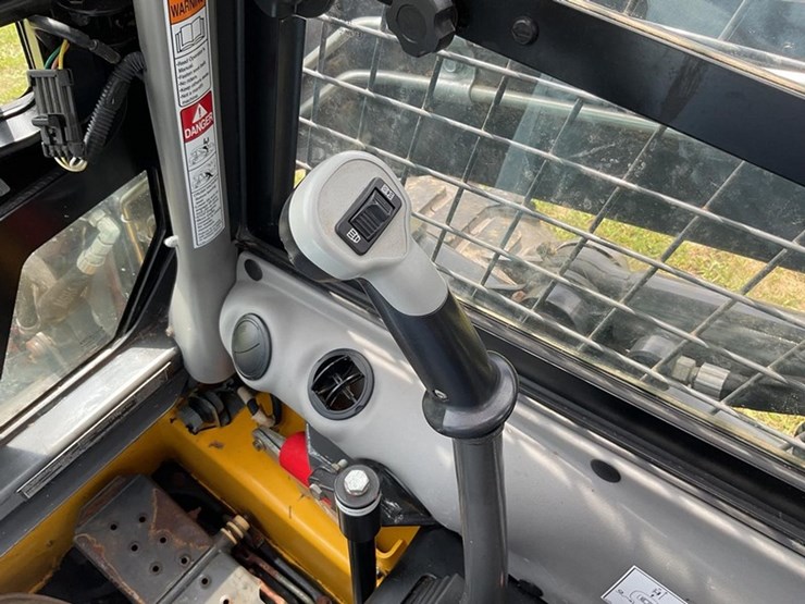 2017-new-holland-l220-image-16