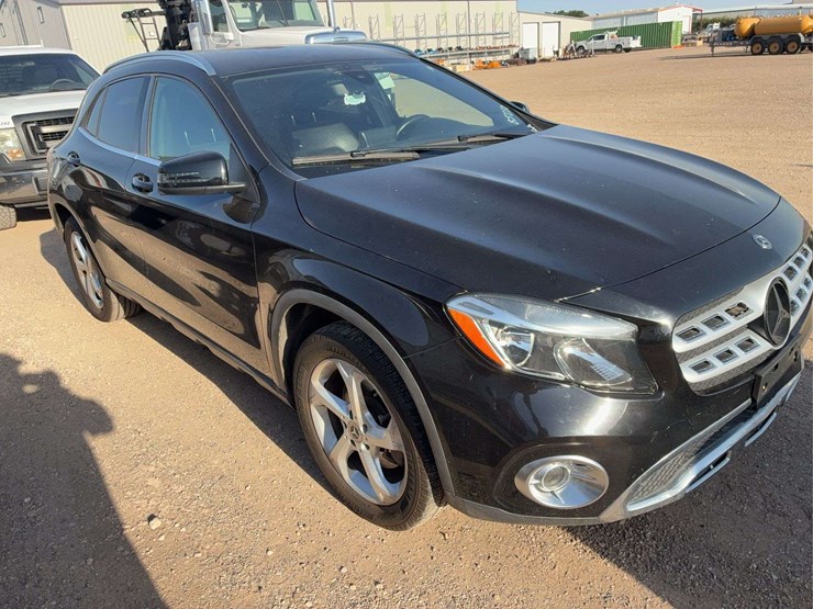 2020-mercedes-benz-gla250-image-2