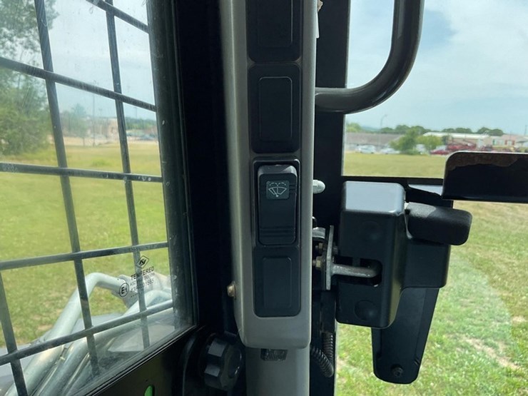 2017-new-holland-l220-image-15