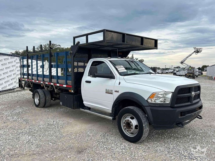 2018-ram-5500-4x4-palfinger-stake-bed-gas-cylinder-delivery-truck-image-43