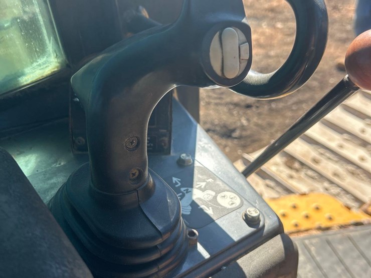 2008-deere-700j-xlt-image-29