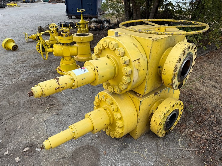 (2-x-$)-7-1/16”-15k-wp-manual-frac-gate-valves-image-2