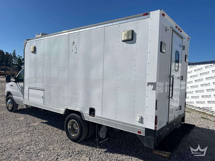 2016-ford-e-450-mobile-command-center-image-4