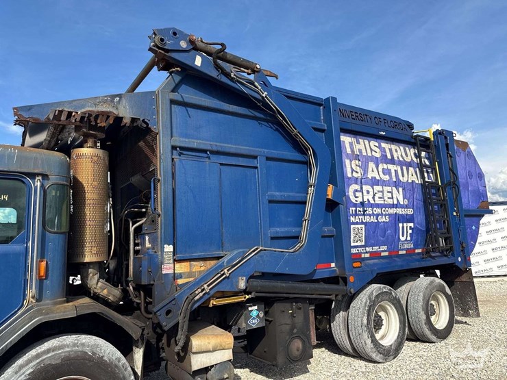 2016-perterbilt-320-ez-pack-35yd.-front-loader-garbage-truck-image-14