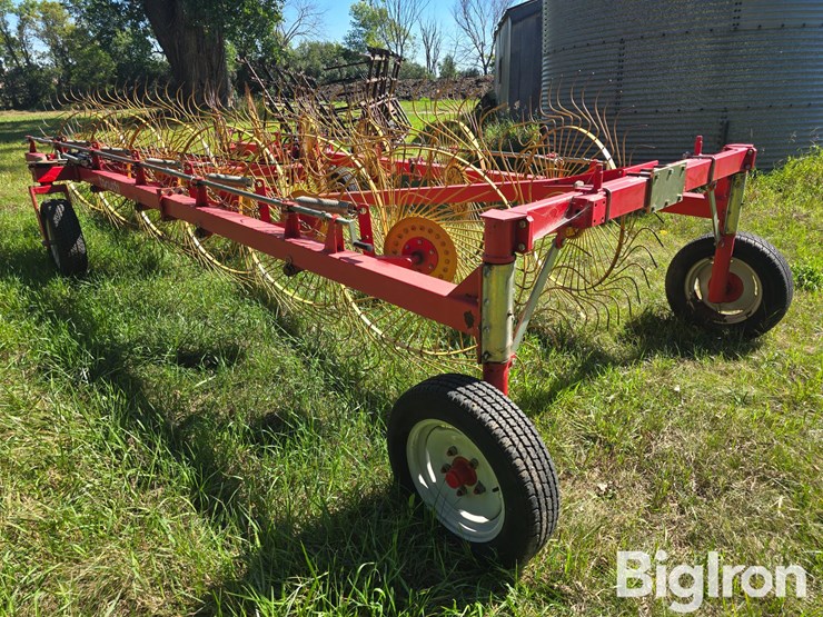 tonutti-v12-12-wheel-v-rake-image-7