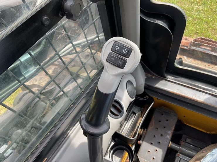 2017-new-holland-l220-image-17