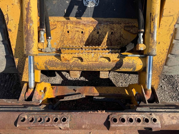 2005-john-deere-325-image-9