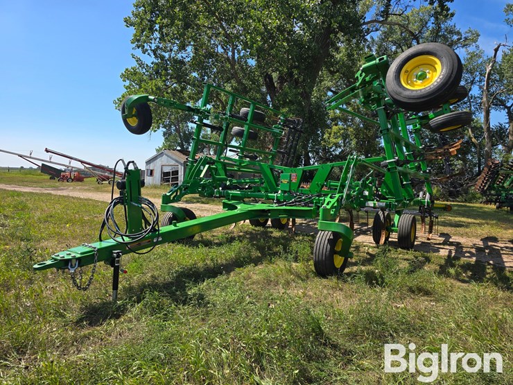 2022-john-deere-2430-image-1
