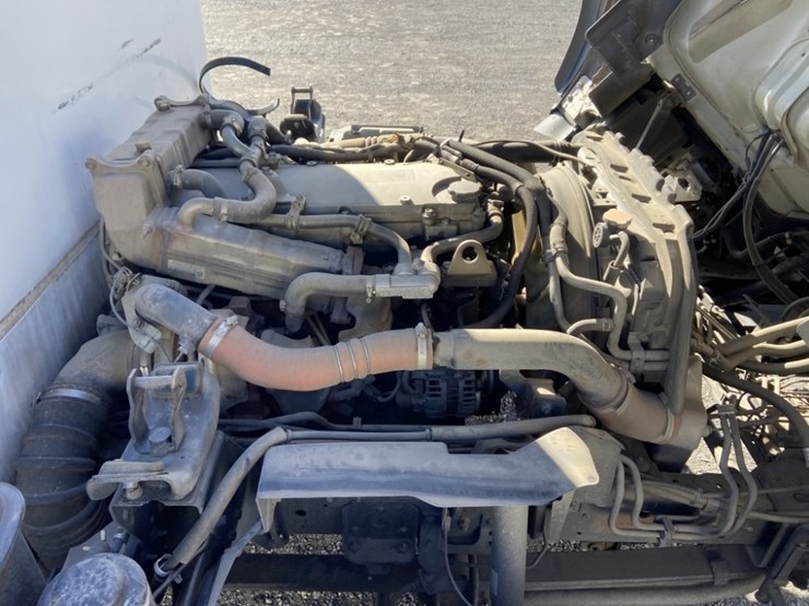 2011-isuzu-npr-image-36
