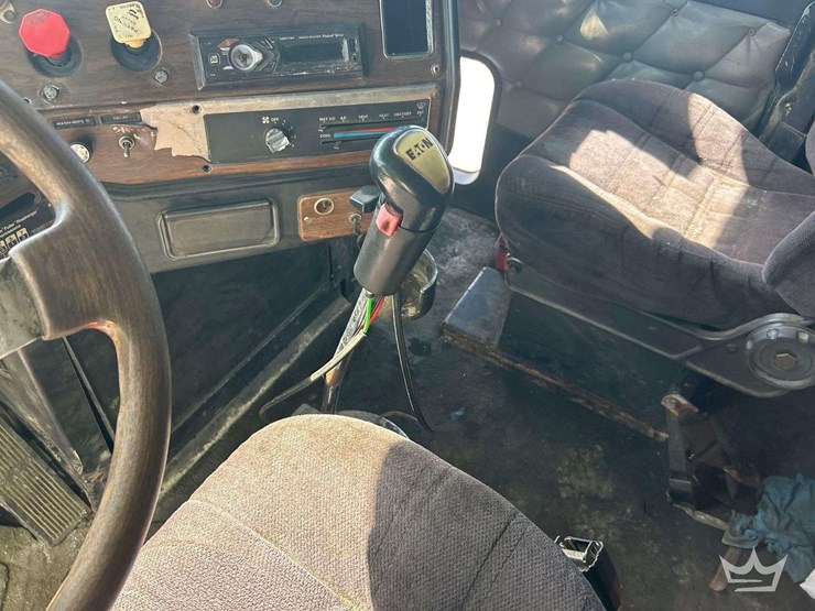 1993-freightliner-fld120-t/a-wet-kit-sleeper-cab-tractor-truck-image-19