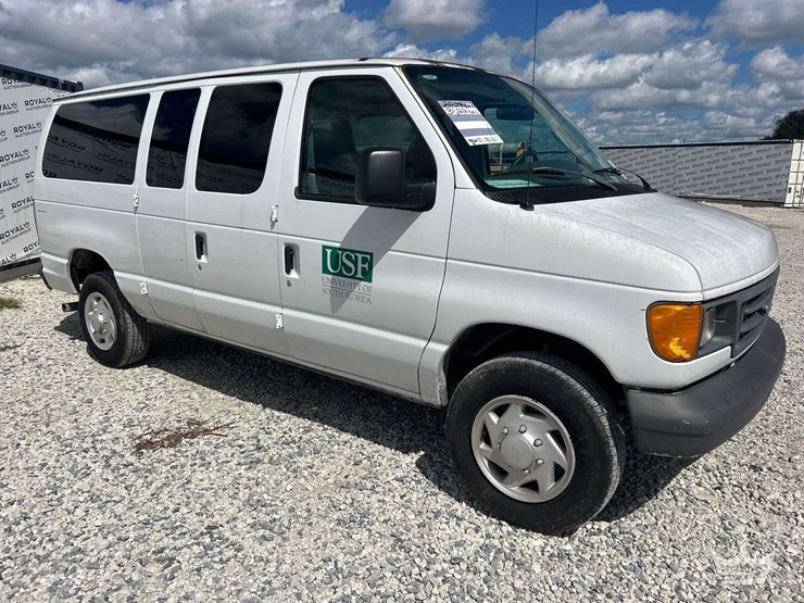 2007-ford-e-350-passenger-van-image-2