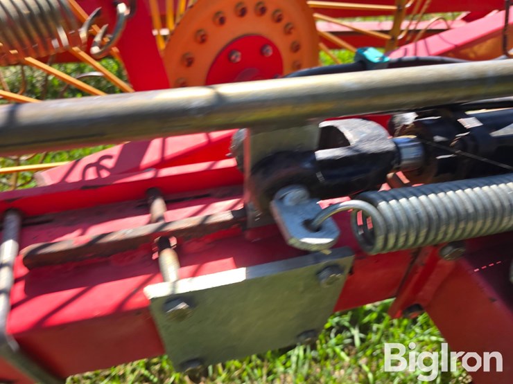 tonutti-v12-12-wheel-v-rake-image-10