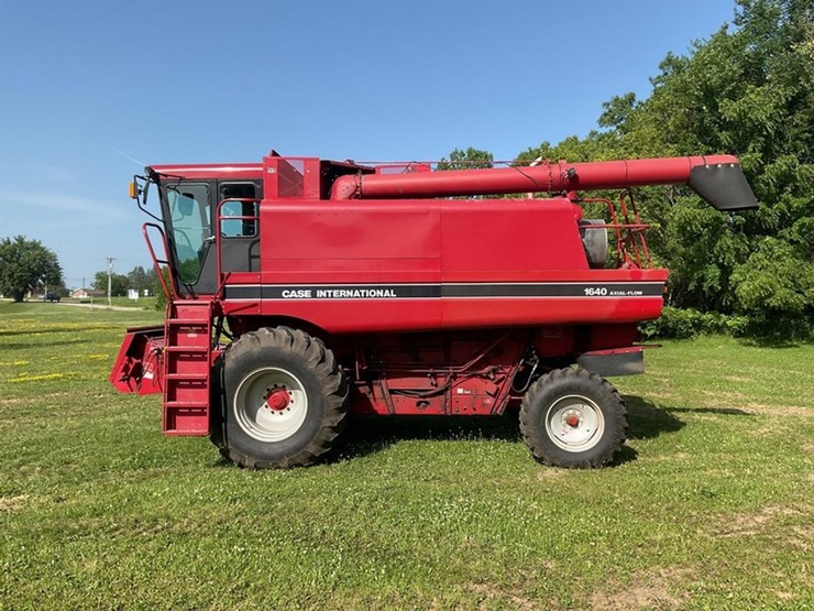 2011-case-ih-1640-image-8
